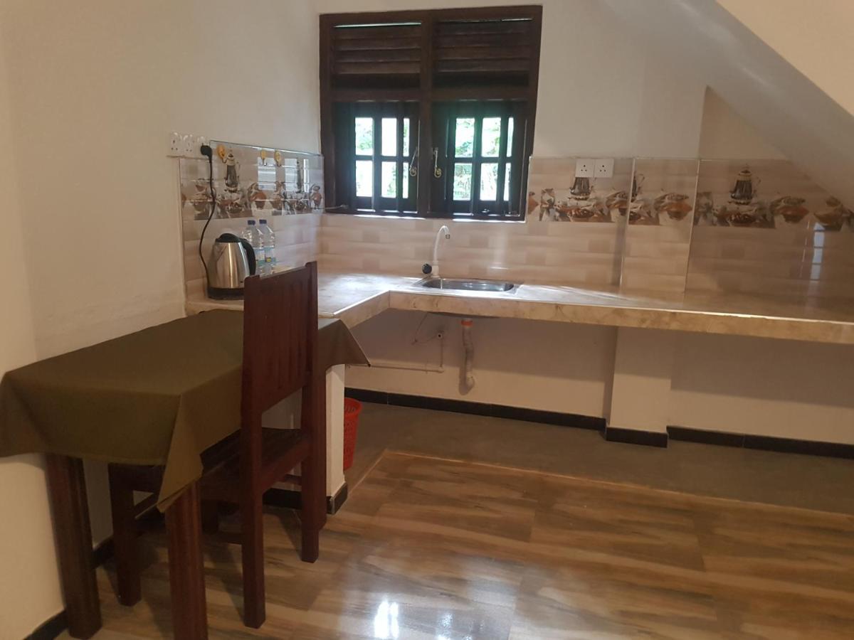 Sea Port Hiriketiya Bed & Breakfast Диквела Екстериор снимка