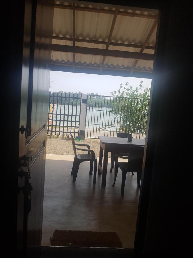 Sea Port Hiriketiya Bed & Breakfast Диквела Екстериор снимка